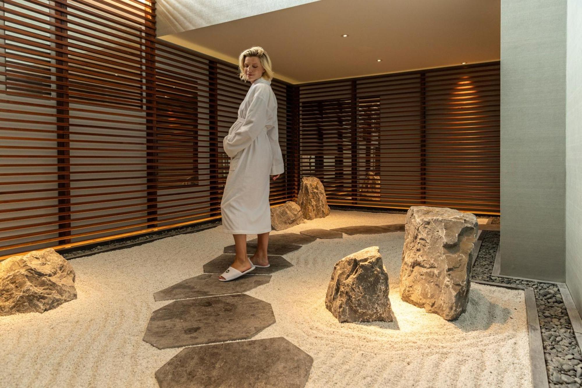 Hotel Okura Amsterdam - The Leading Hotels Of The World Exterior photo A spa at the InterContinental Sanctuary Cove Resort, Queensland, Australia