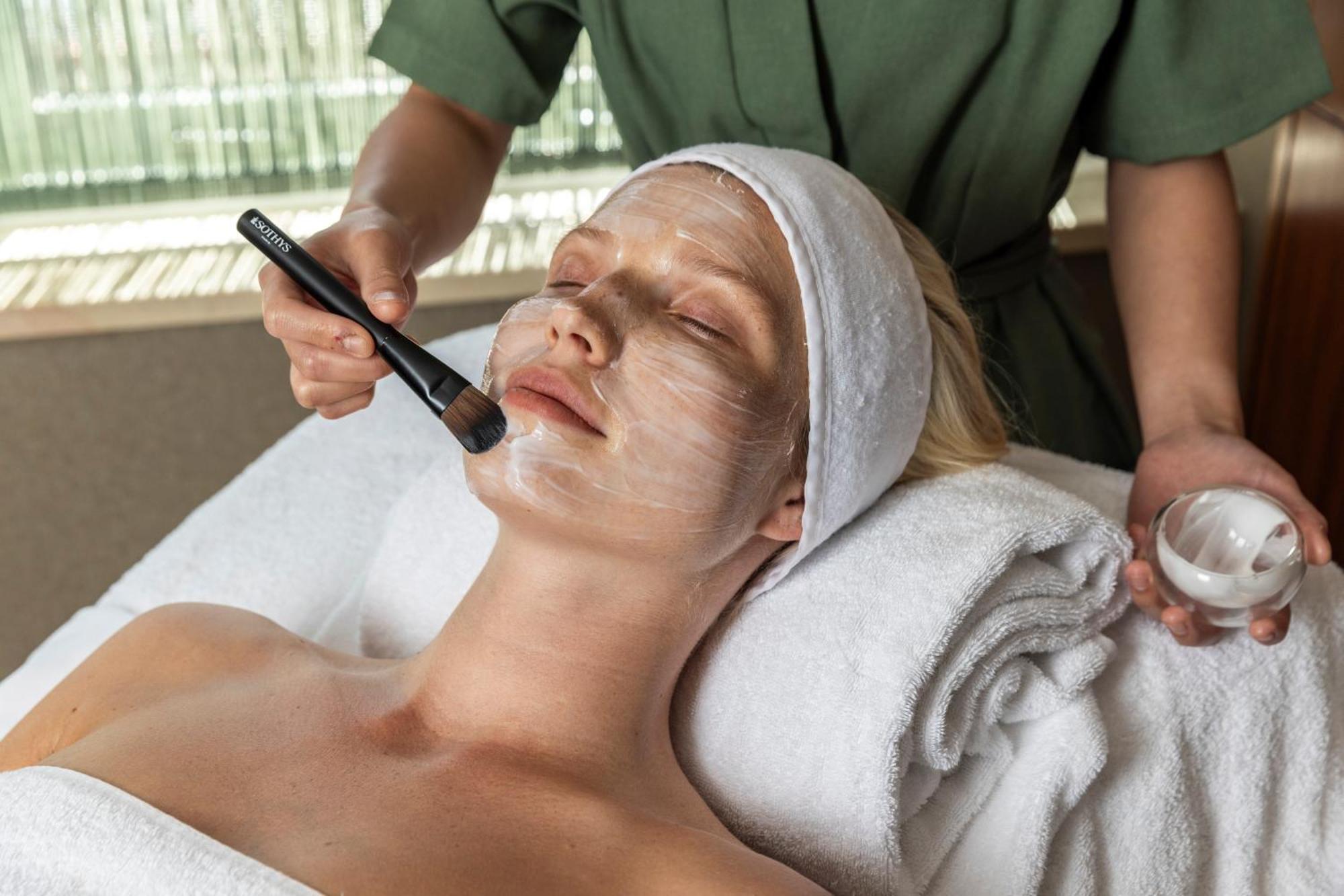 Hotel Okura Amsterdam - The Leading Hotels Of The World Exterior photo A woman receiving a facial treatment